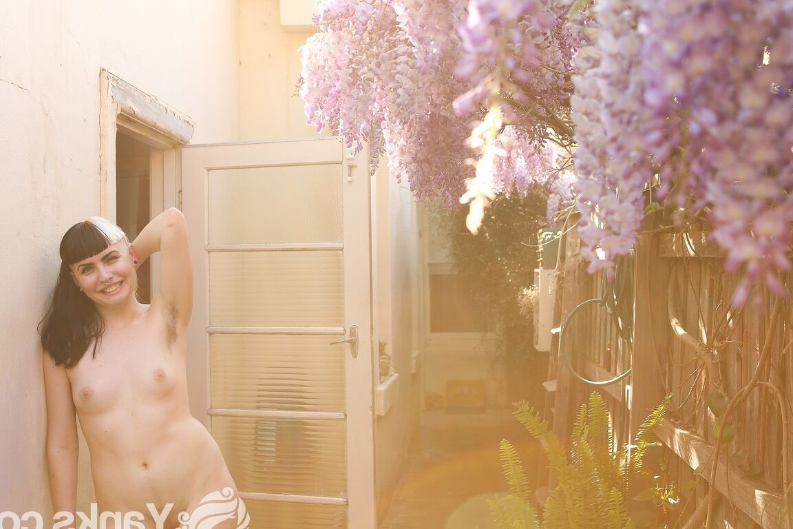 17P La punky Marina muestra sus tetas naturales y se masturba al aire libre