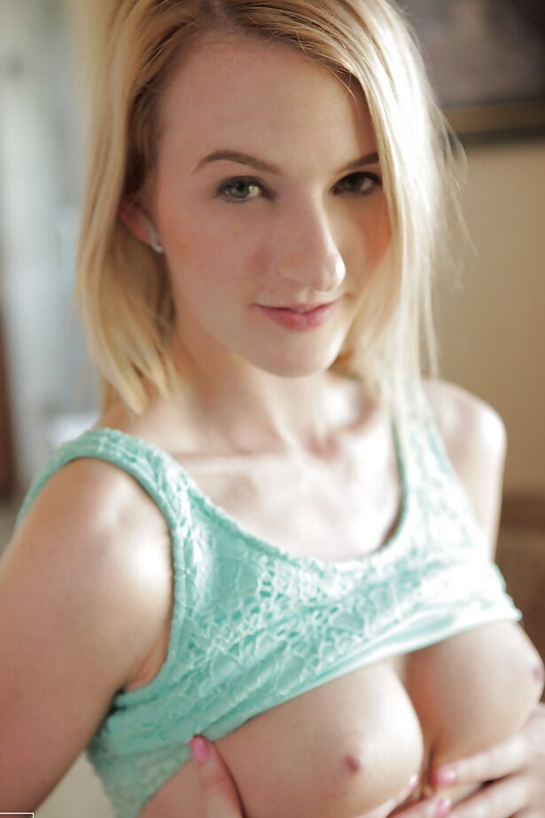 16P ¡La asombrosa adolescente rubia Skylar Green está disfrutando!