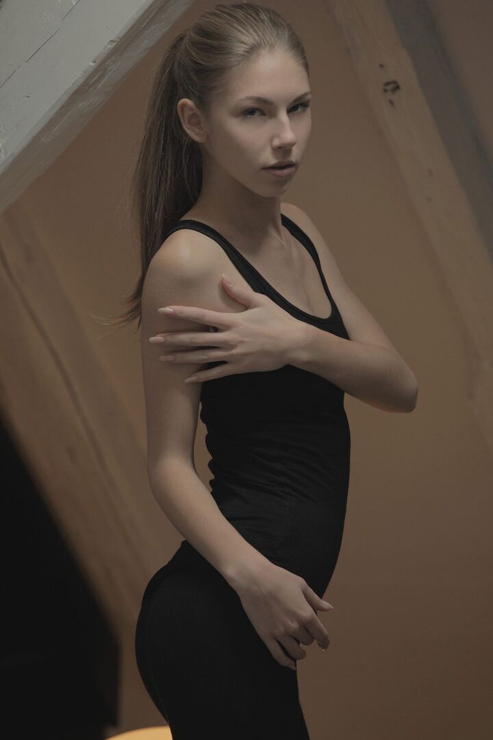 16P La magnifique jeune Angelica enlève ses leggings noirs pour atteindre sa chatte excitée.