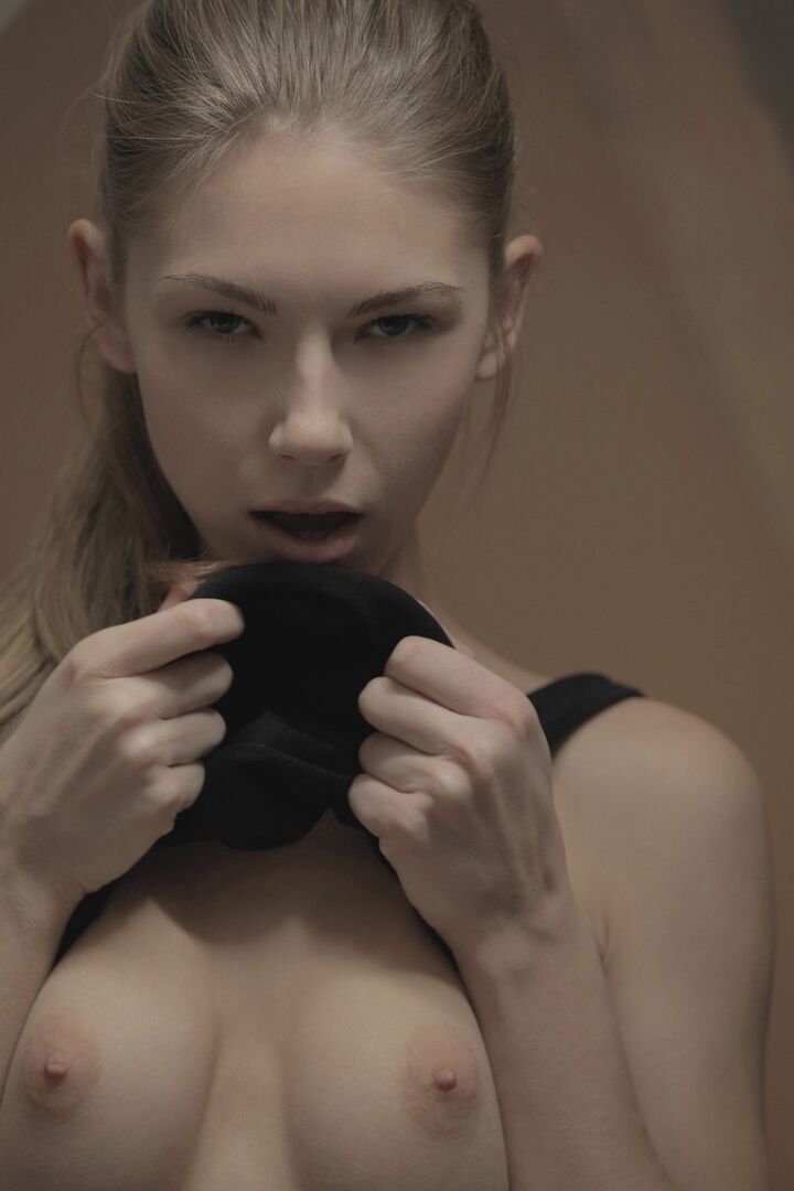 16P La magnifique jeune Angelica enlève ses leggings noirs pour atteindre sa chatte excitée.
