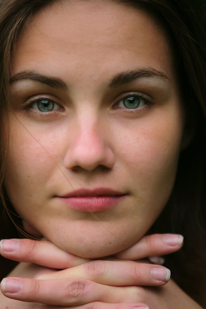 16P La brune nue Lulu exhibe ses petits seins sexy