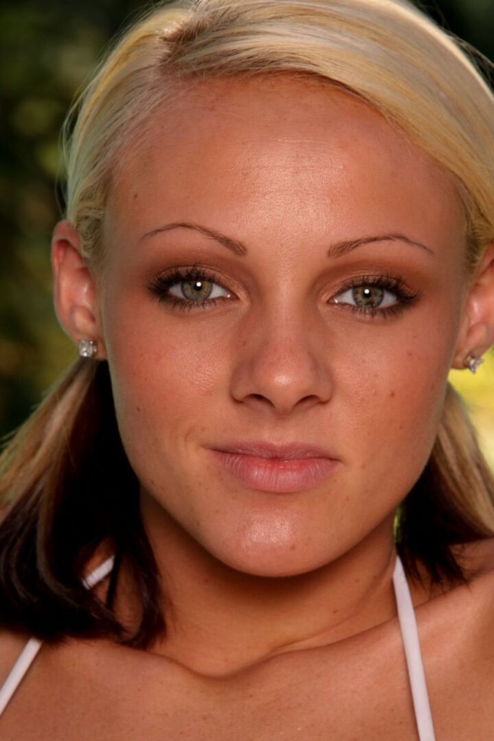 Die 16P blonde Amateurin Cali Kayden zieht ihren Bikini aus, um sich am Schwimmbad auszuziehen