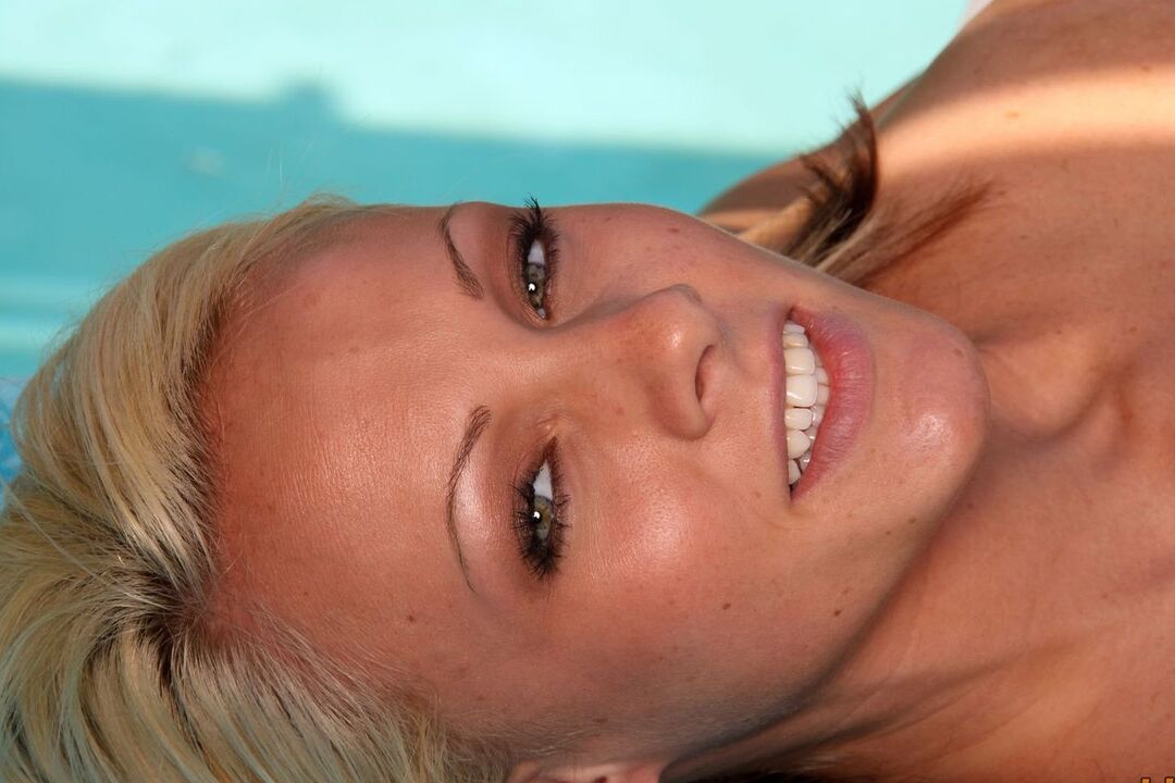 Die 16P blonde Amateurin Cali Kayden zieht ihren Bikini aus, um sich am Schwimmbad auszuziehen