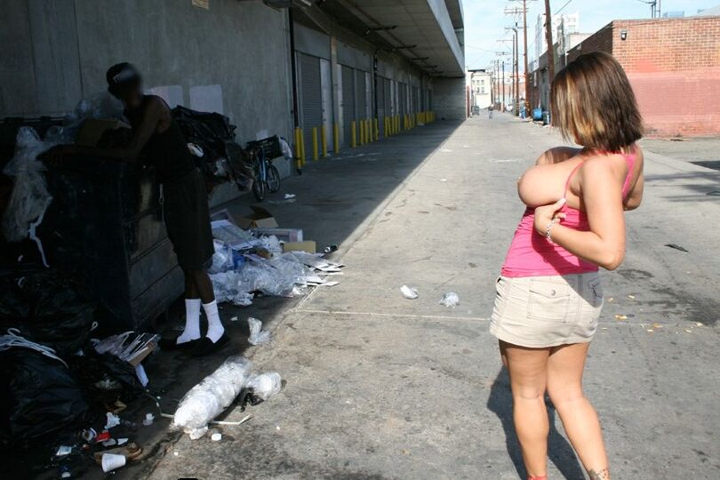 18P 白人のひよこクレア・デイムズがあえて巨乳を見せながら街中を歩く