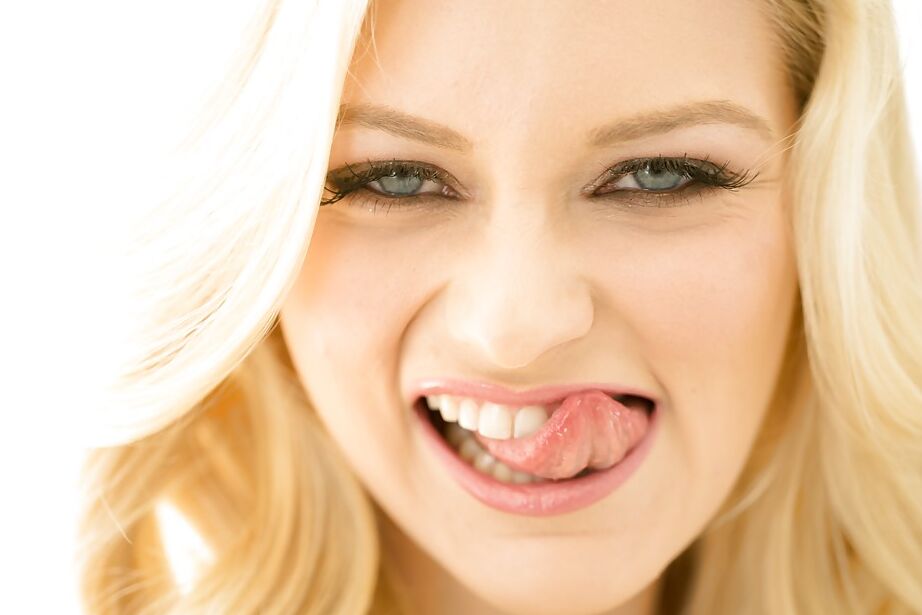 16P A adolescente loira Allie Rae liberando peitos grandes e totalmente naturais