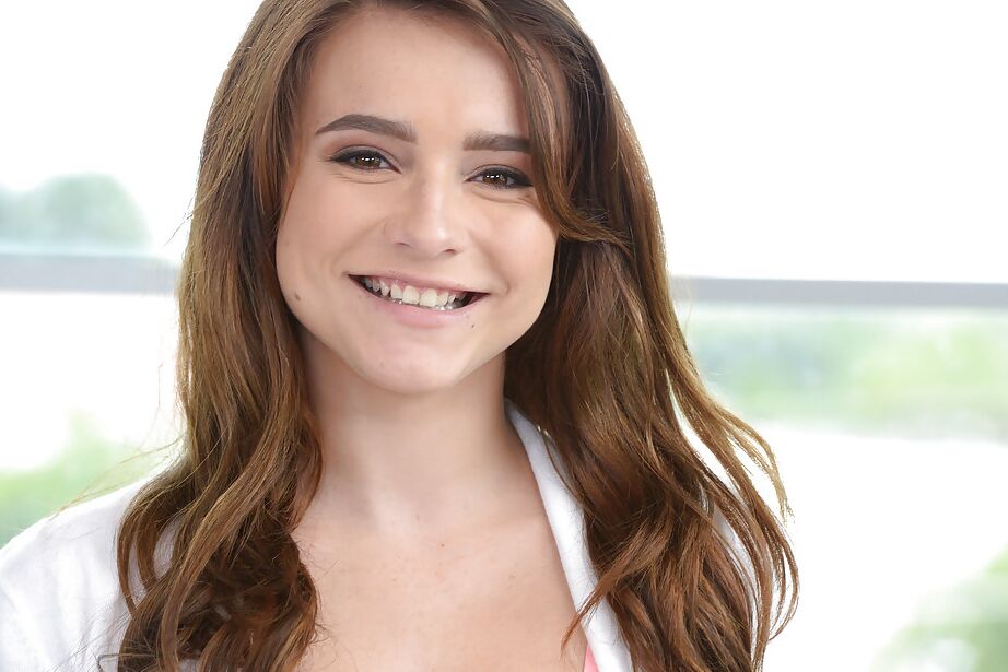 16P Amateur Teen Babe mit kleinen Titten Kharlie Stone zieht Shorts und Höschen aus