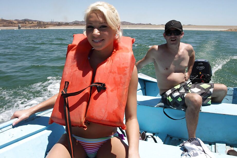 16P Kacey Jordan, jeune aux petits seins, montre son corps sur un bateau.