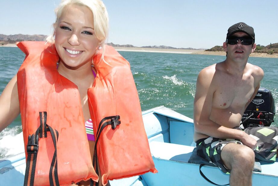 16P Kacey Jordan, jeune aux petits seins, montre son corps sur un bateau.