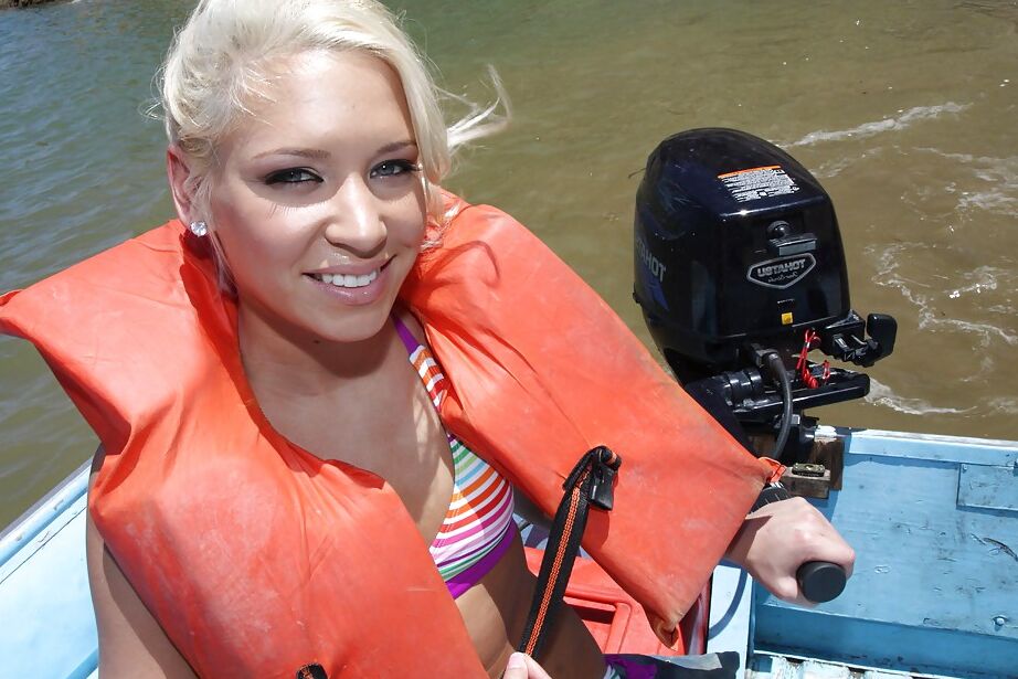 16P Kacey Jordan, jeune aux petits seins, montre son corps sur un bateau.