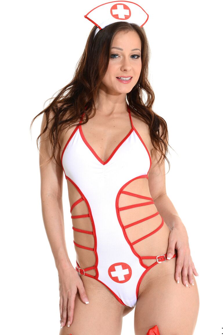 15P La sexy morena Melisa se quita el traje de enfermera traviesa con medias blancas