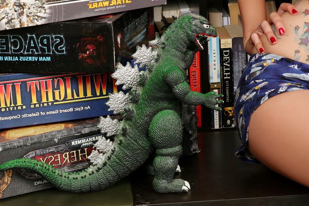 15P ゲーマー少女スカーレット・スターはゴジラを舌打ちした後、ストリップしてニーソックスの上まで脱ぐ