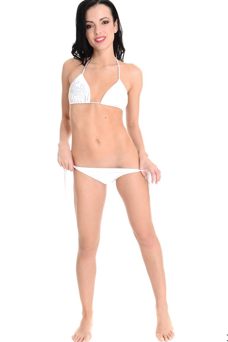 15P La bella morena Sapphira A se deshace del bikini blanco para desnudarse