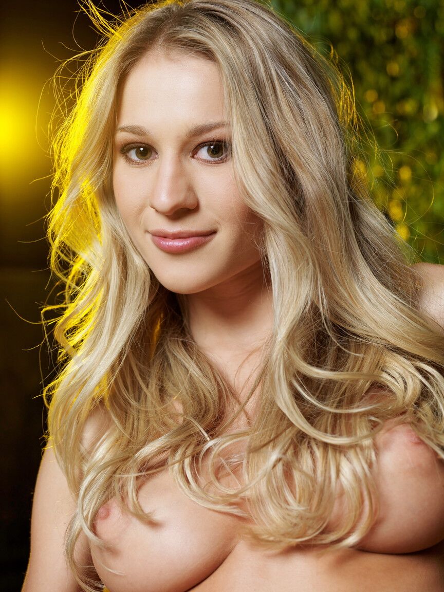21P Гламурная девушка Candice B показывает свою красивую грудь