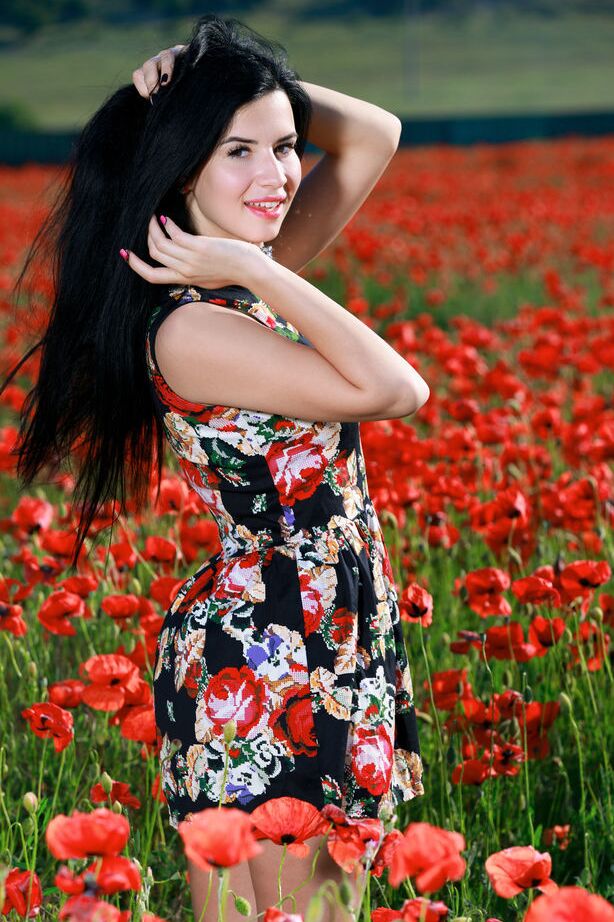 18P La joven de pelo oscuro Lola Marron se desabrocha un vestido para posar desnuda en un campo de flores