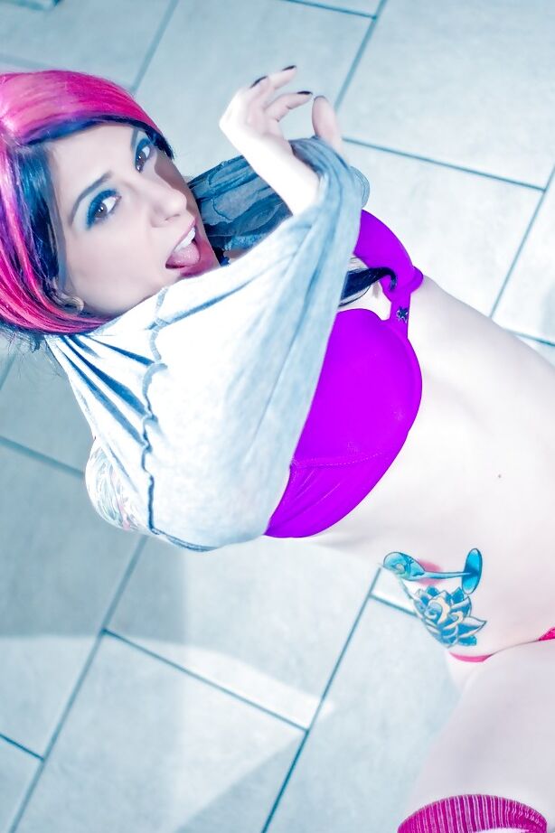 16P La ingenua MILF Joanna Angel se quita la ropa y se masturba duro