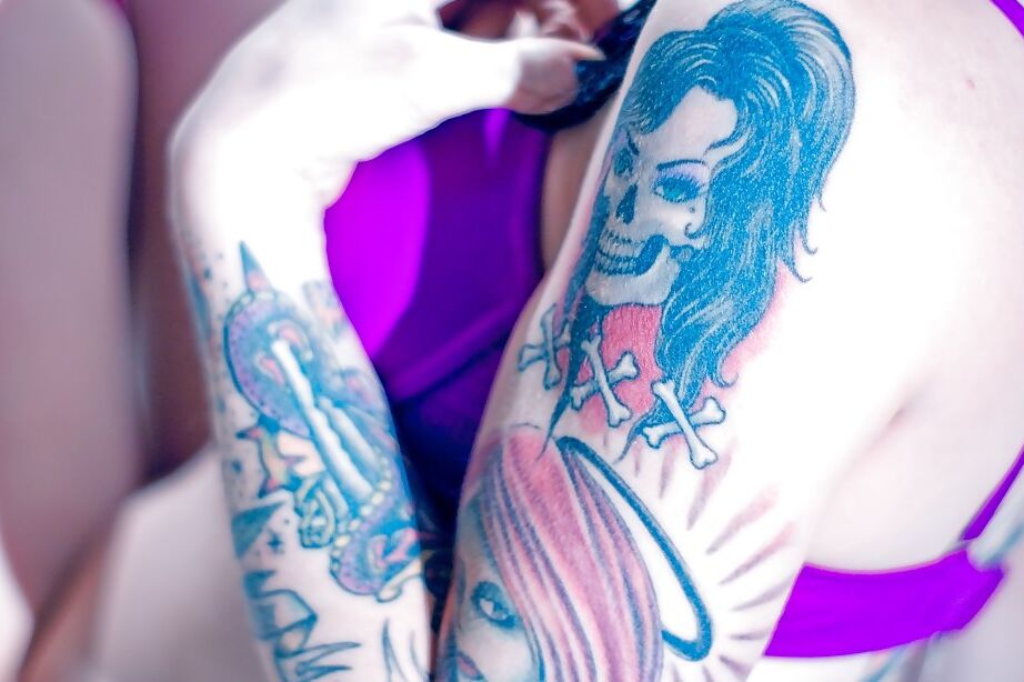 16P La ingenua MILF Joanna Angel se quita la ropa y se masturba duro