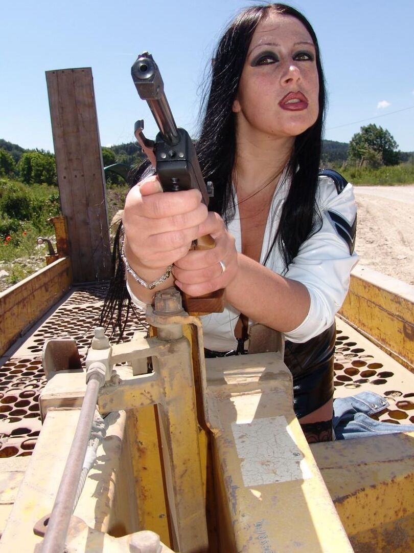 16P La policía morena Lady Angelina expone sus tetas en una obra