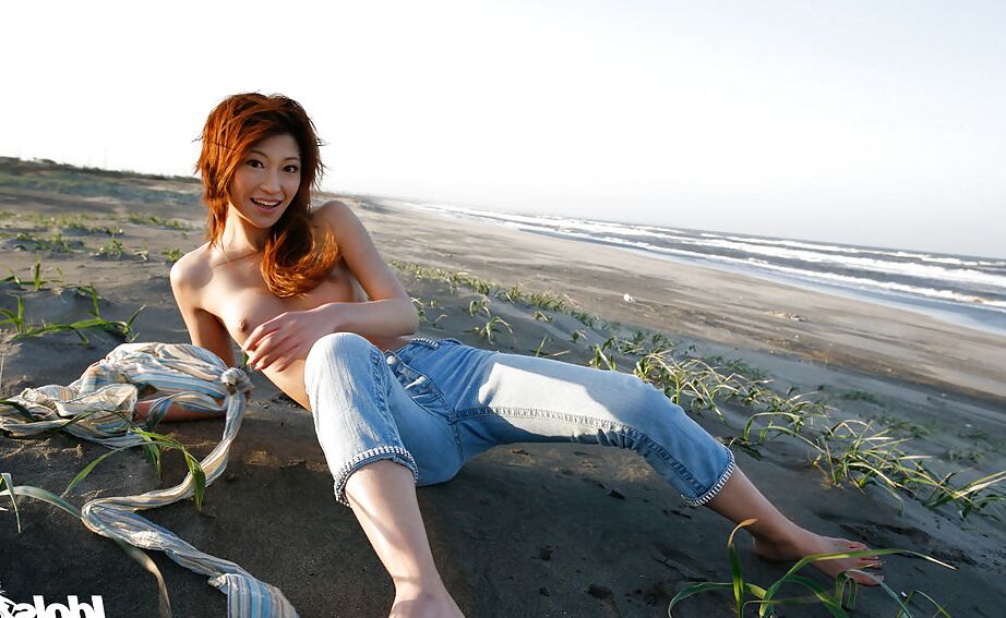 14P La encantadora asiática Yu Satome descubriendo sus grandes tetas al aire libre