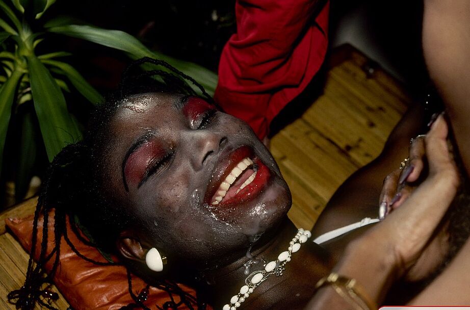 15P Modelos retro sexy disfrazadas reciben grandes cantidades de semen en porno interracial vintage
