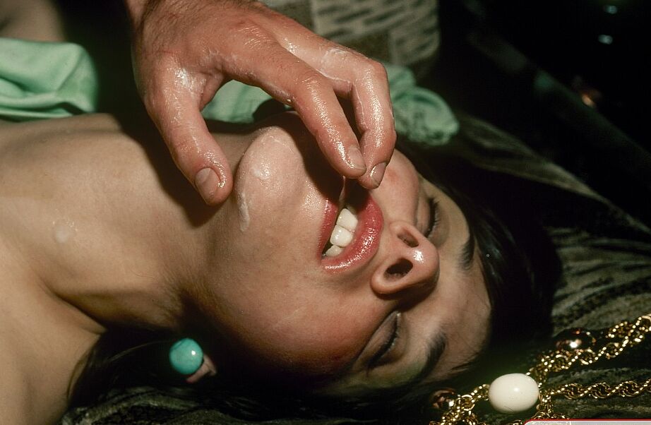 15P Modelos retro sexy disfrazadas reciben grandes cantidades de semen en porno interracial vintage