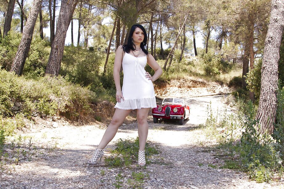 16P Atemberaubendes Babe Angell Summers schlüpft im Freien aus Kleid und Höschen