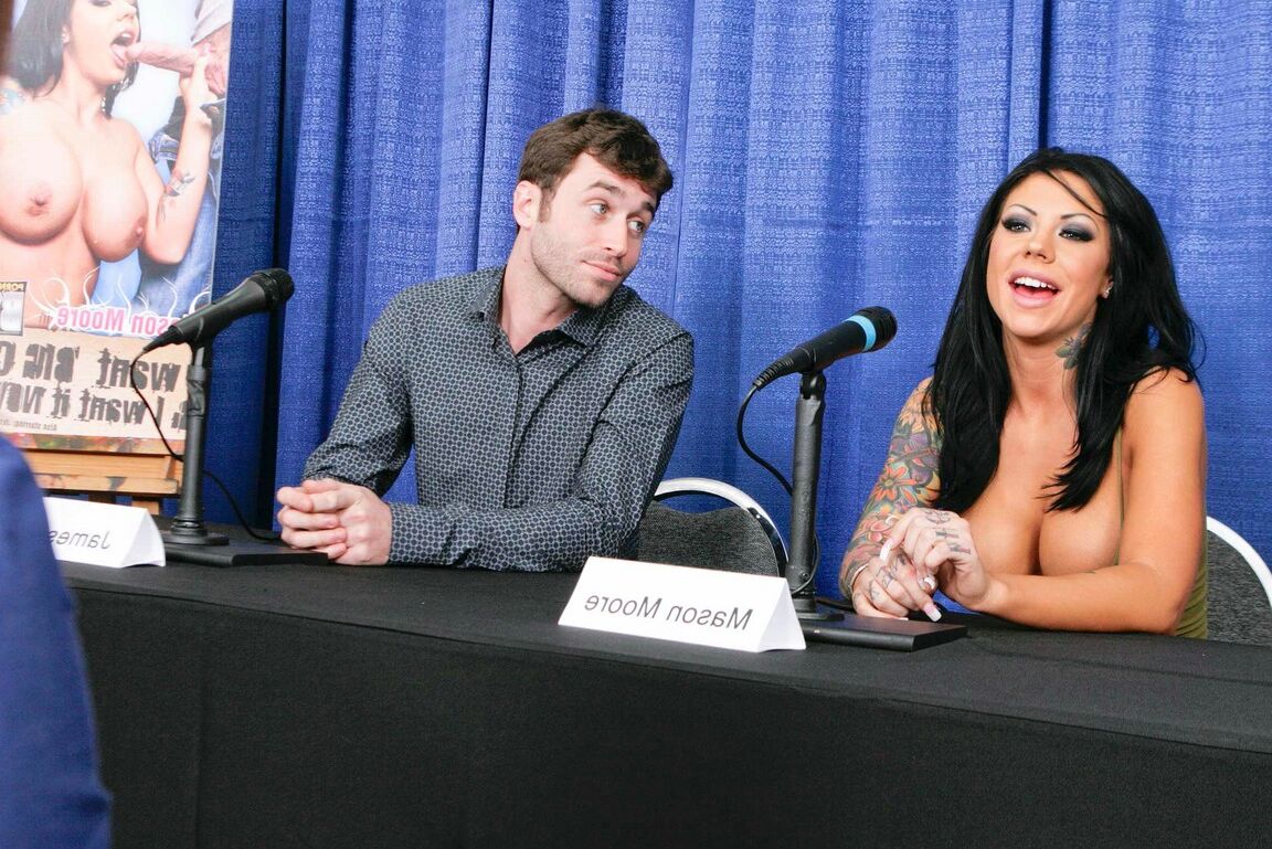 21P La estrella porno tatuada Mason Moore graba una escena anal caliente en la conferencia de prensa