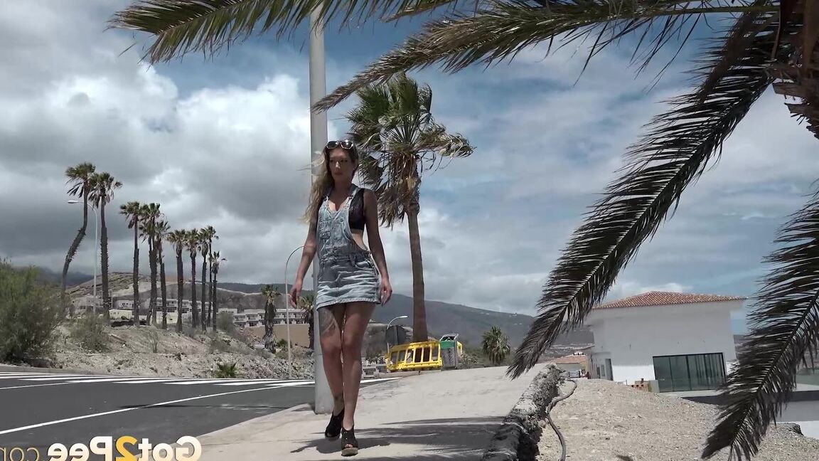15P Gorgeous Aylin Tattoo squats to pee on holiday