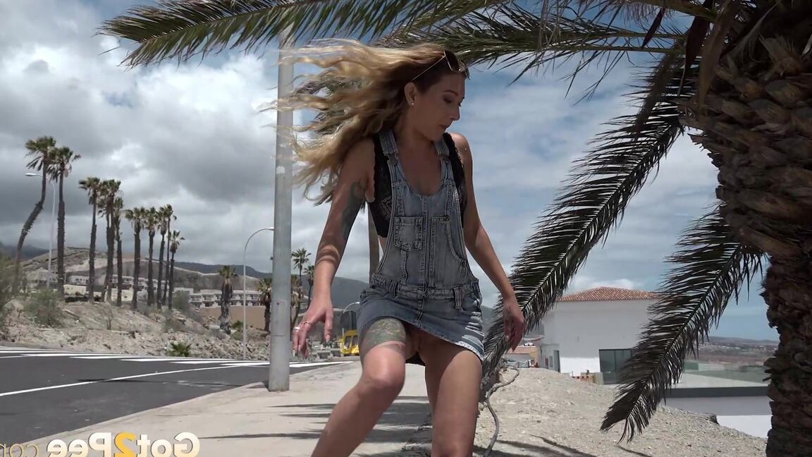 15P Gorgeous Aylin Tattoo squats to pee on holiday