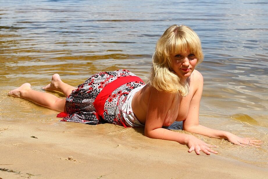 16P Tentadora rubia amateur desnudándose y exponiendo sus sexys curvas en la playa
