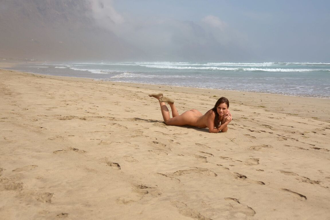 21P Diosa Desnudos Agnes, Kari A