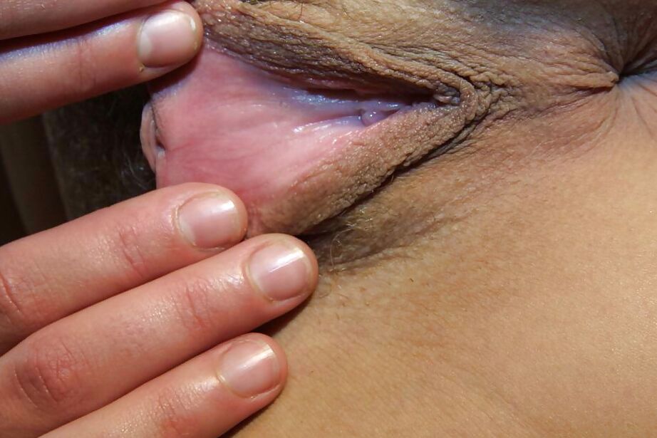 16P La jovencita amateur Monamay se desnuda y abre su estrecho coño