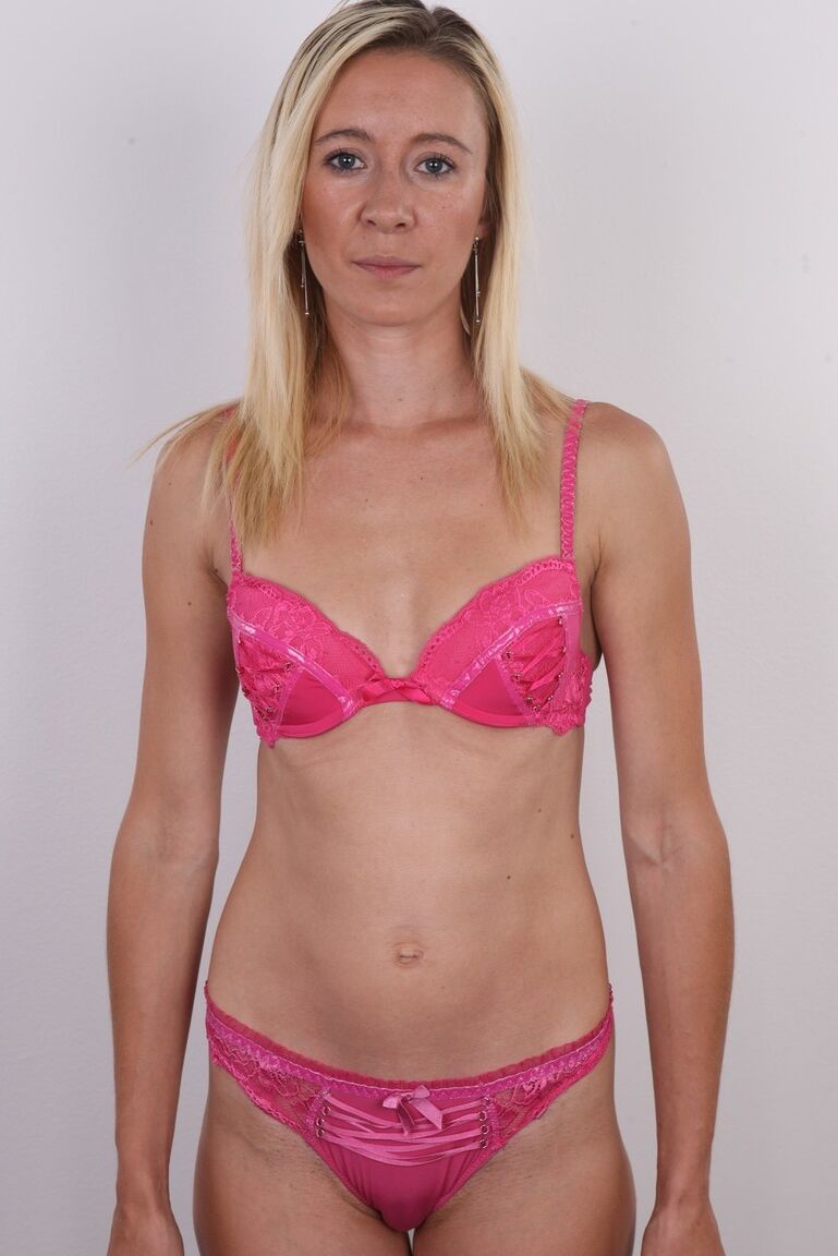 15P Die blonde Amateurin Kveta zieht sich völlig aus, bevor eine Nahaufnahme ihrer Vagina zu sehen ist