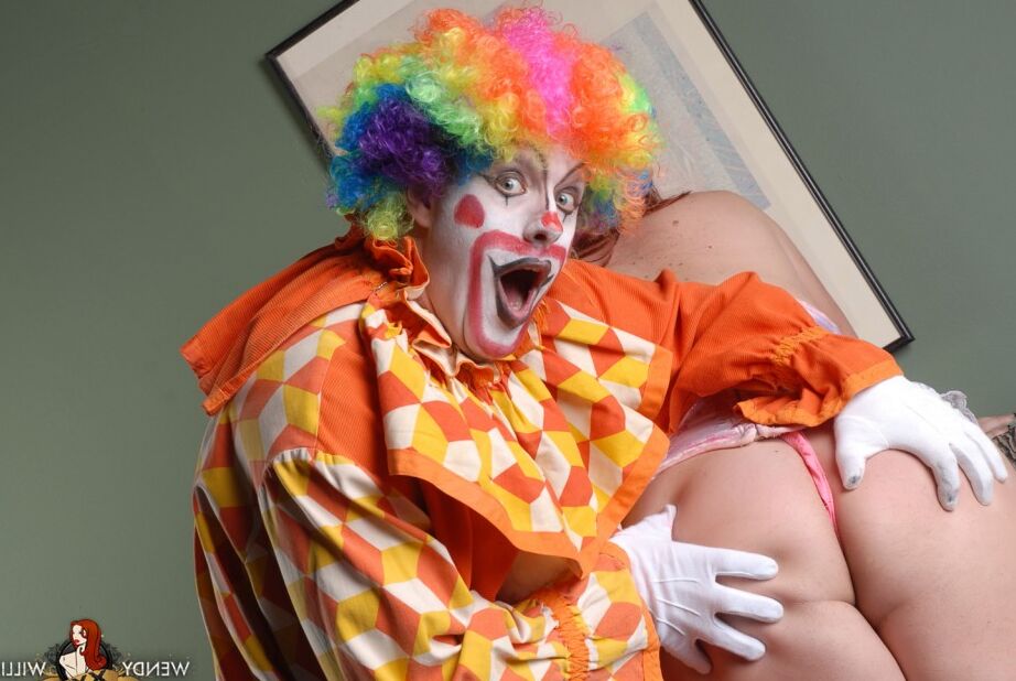 12P Vollbusiges Tgirl-Schätzchen wird von einem geilen Clown gebumst