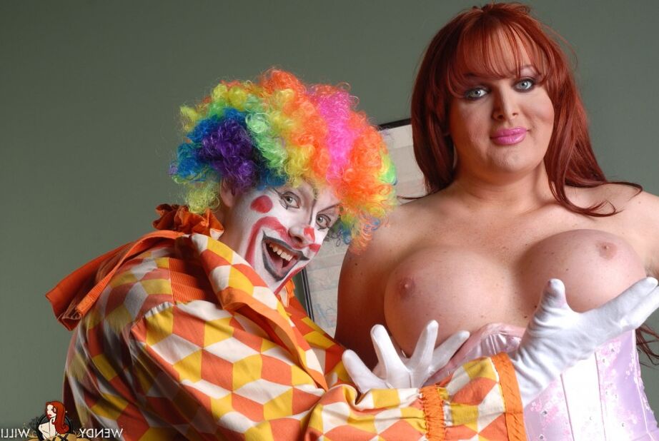12P Vollbusiges Tgirl-Schätzchen wird von einem geilen Clown gebumst