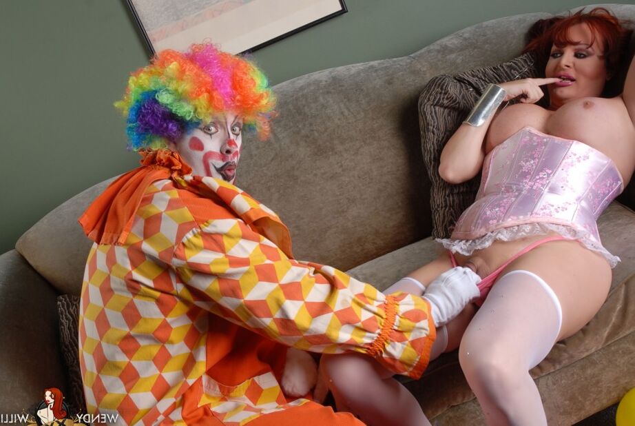 12P Vollbusiges Tgirl-Schätzchen wird von einem geilen Clown gebumst