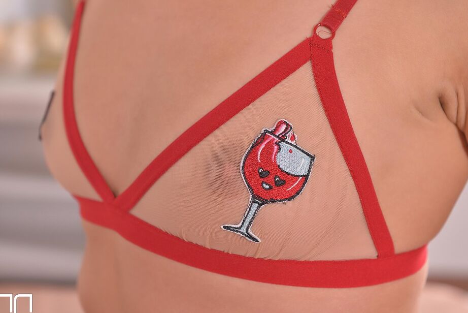 16P La pequeña europea Stasy Riviera juega con su coño caliente en un sujetador transparente