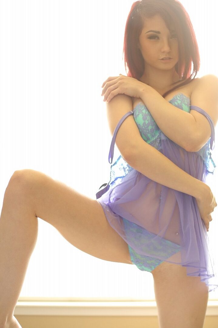 12P La rousse sexy Kylie Cole exhibe son gros cul en sous-vêtements string