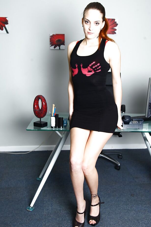 16P Office babe Lien Parker shows off her awesome juicy back and tight puss
