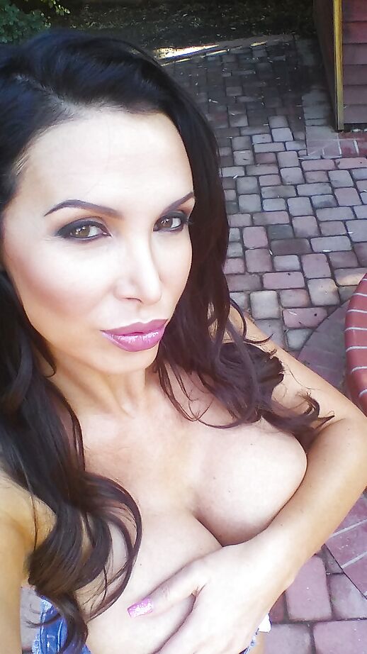 16P Buxom MILF Nikki Benz posando de topless ao ar livre em shorts jeans