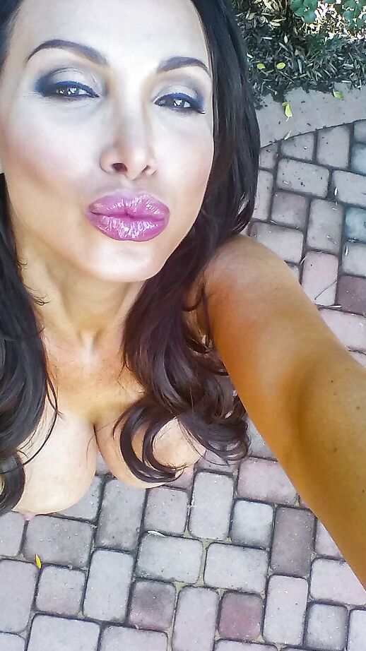 16P Buxom MILF Nikki Benz posando de topless ao ar livre em shorts jeans