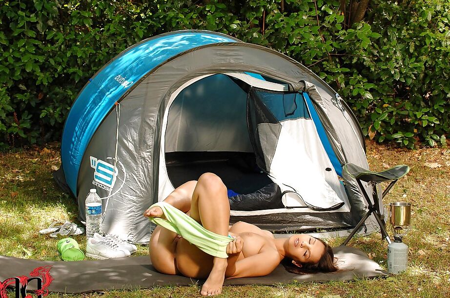 16P Morena incrivelmente sexy de shorts realiza cena solo molhada ao ar livre