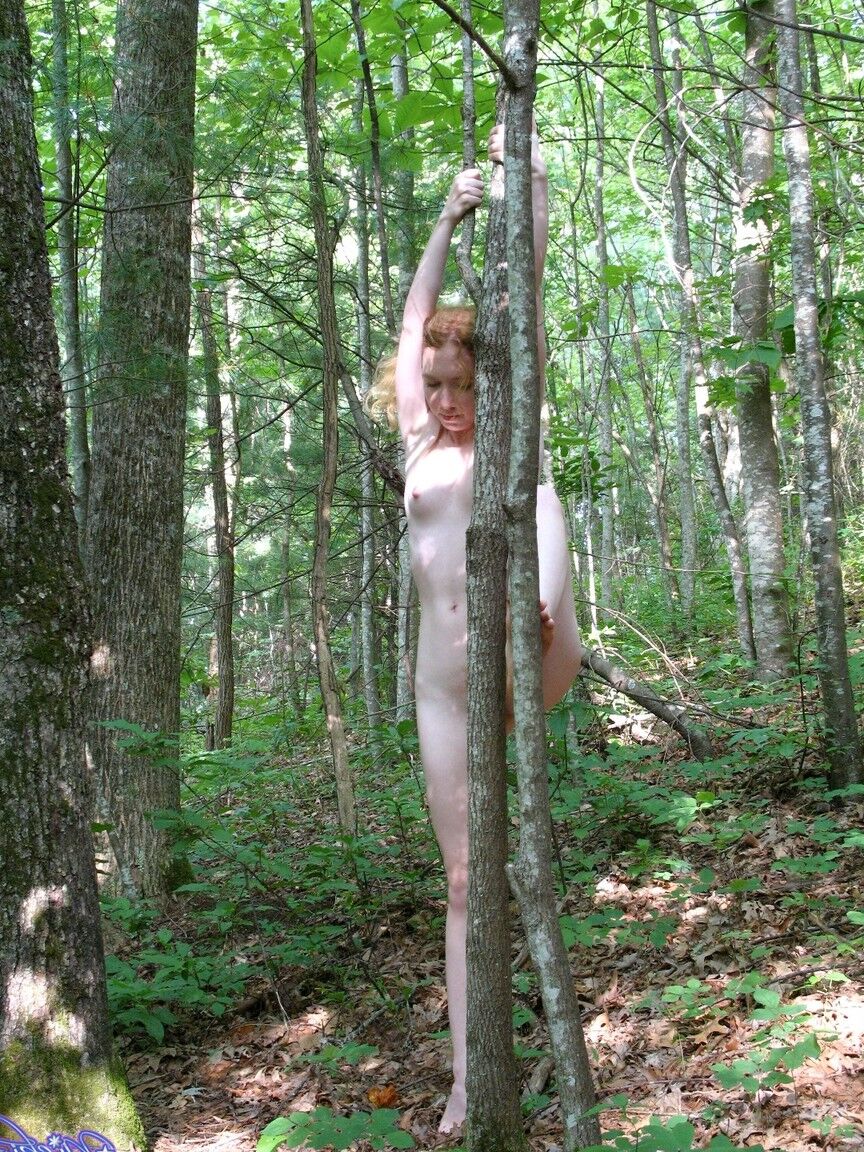 15P A ruiva natural Nicki Blue balança em uma árvore enquanto está totalmente nua na floresta
