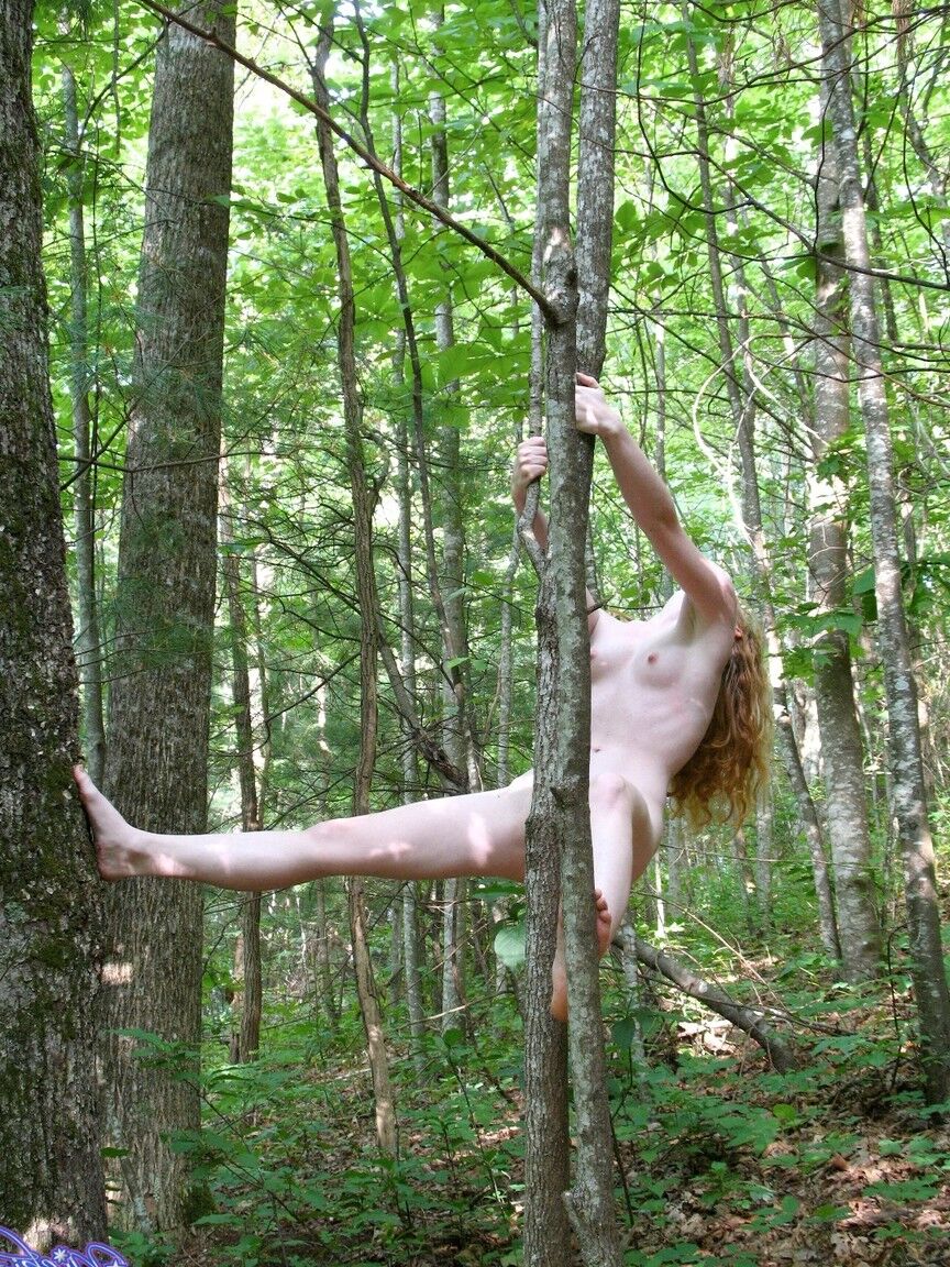 15P A ruiva natural Nicki Blue balança em uma árvore enquanto está totalmente nua na floresta