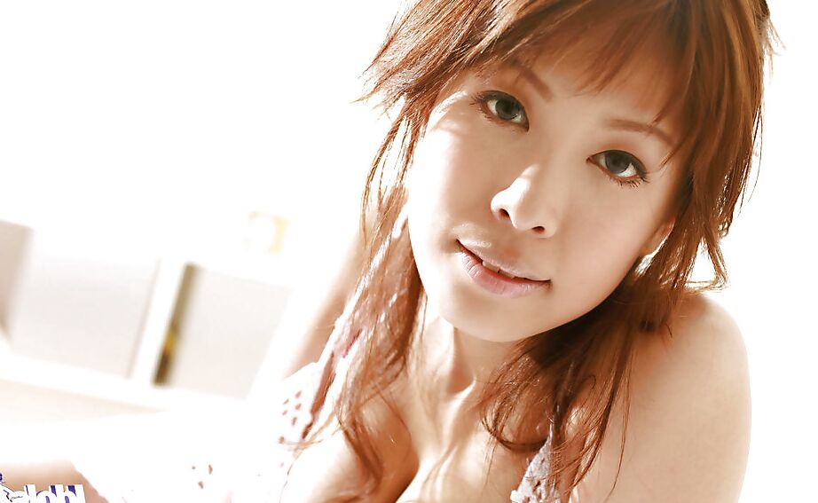 15P Das verführerische asiatische Babe Shizuku Natsukawa schlüpft aus ihren Dessous
