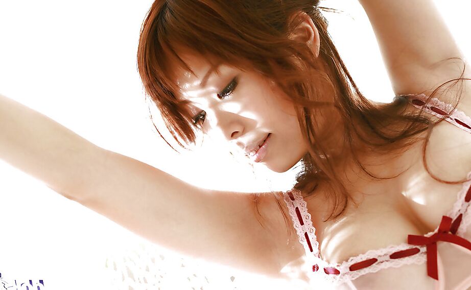 15P Das verführerische asiatische Babe Shizuku Natsukawa schlüpft aus ihren Dessous