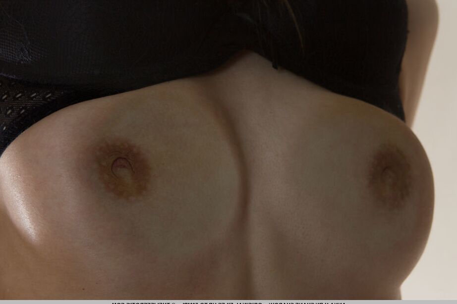 16P Das schöne Mädchen Anna H fingert ihre enge rosa Muschi, nachdem sie sich nackt ausgezogen hat