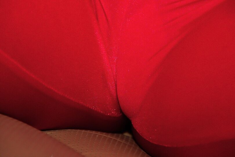 16P Une fille noire sexy enlève sa robe rouge et pose dans une petite culotte blanche