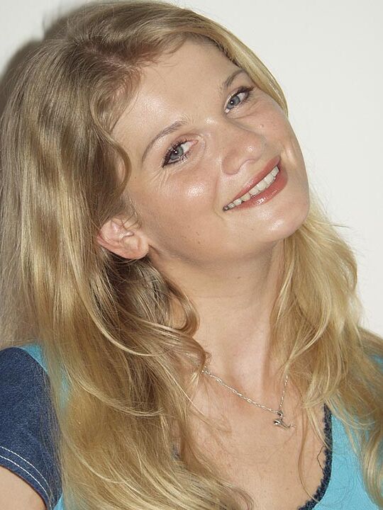 Die 16P blonde Amateurin Edita öffnet ihre schönen Titten, bevor sie sich auf einem roten Sofa auszieht