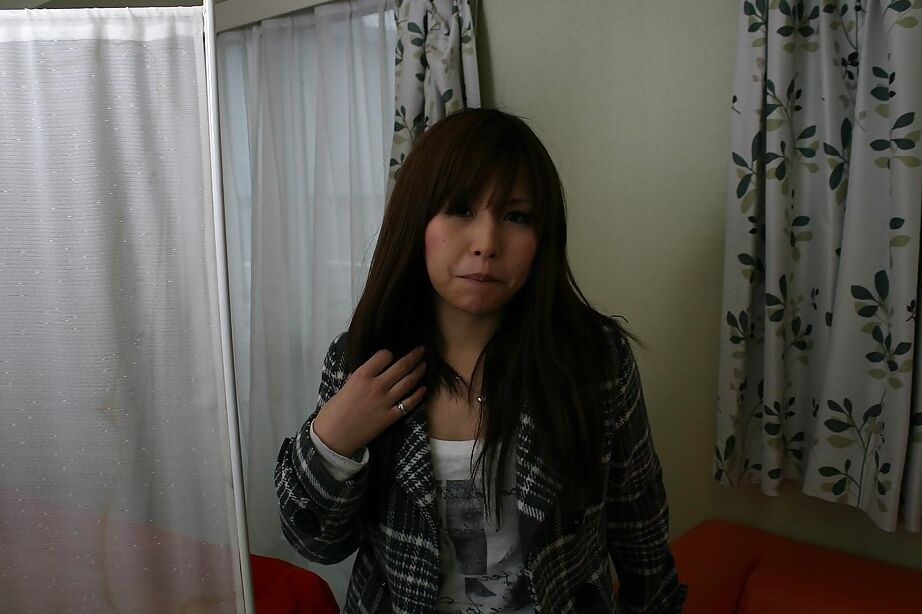 16P Foxy adolescente asiática Arisa Tsuji se diverte brincando e dedilhando a buceta