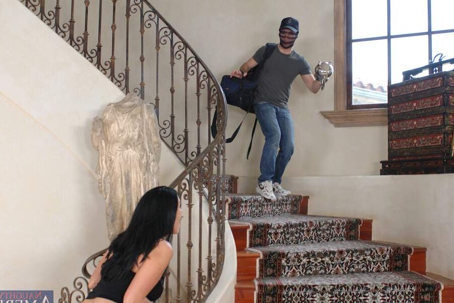 16P Wunderschöne MILF mit großen Titten Veronica Rayne fickt auf der Treppe